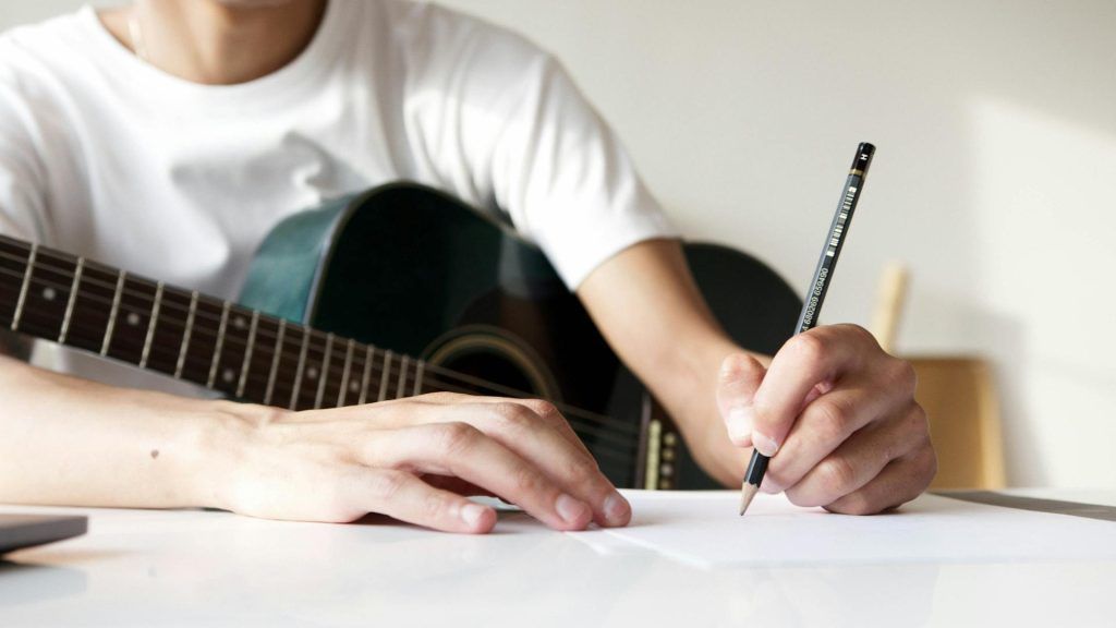 como tocar y cantar a la vez